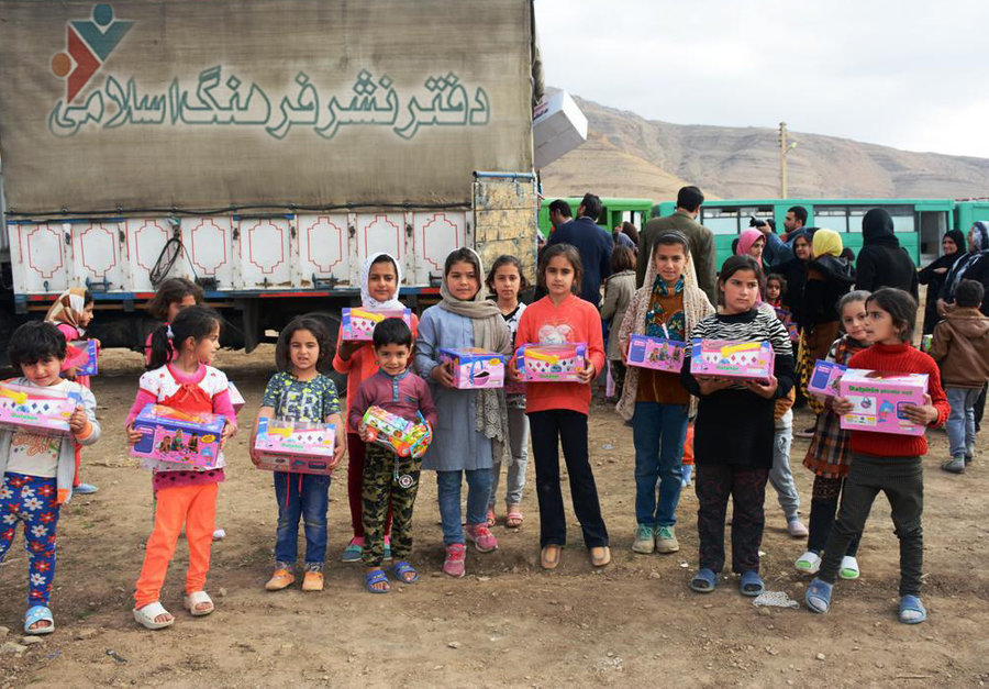 توزیع هدایای دفتر نشر فرهنگ اسلامی در مناطق زلزله زده غرب کشور