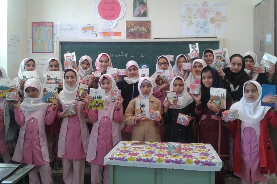 نمایشگاه کتاب و چهار نشست کتاب‌خوان در کتابخانه شهید مطهری شهر کاریز تایباد در خراسان رضوی
