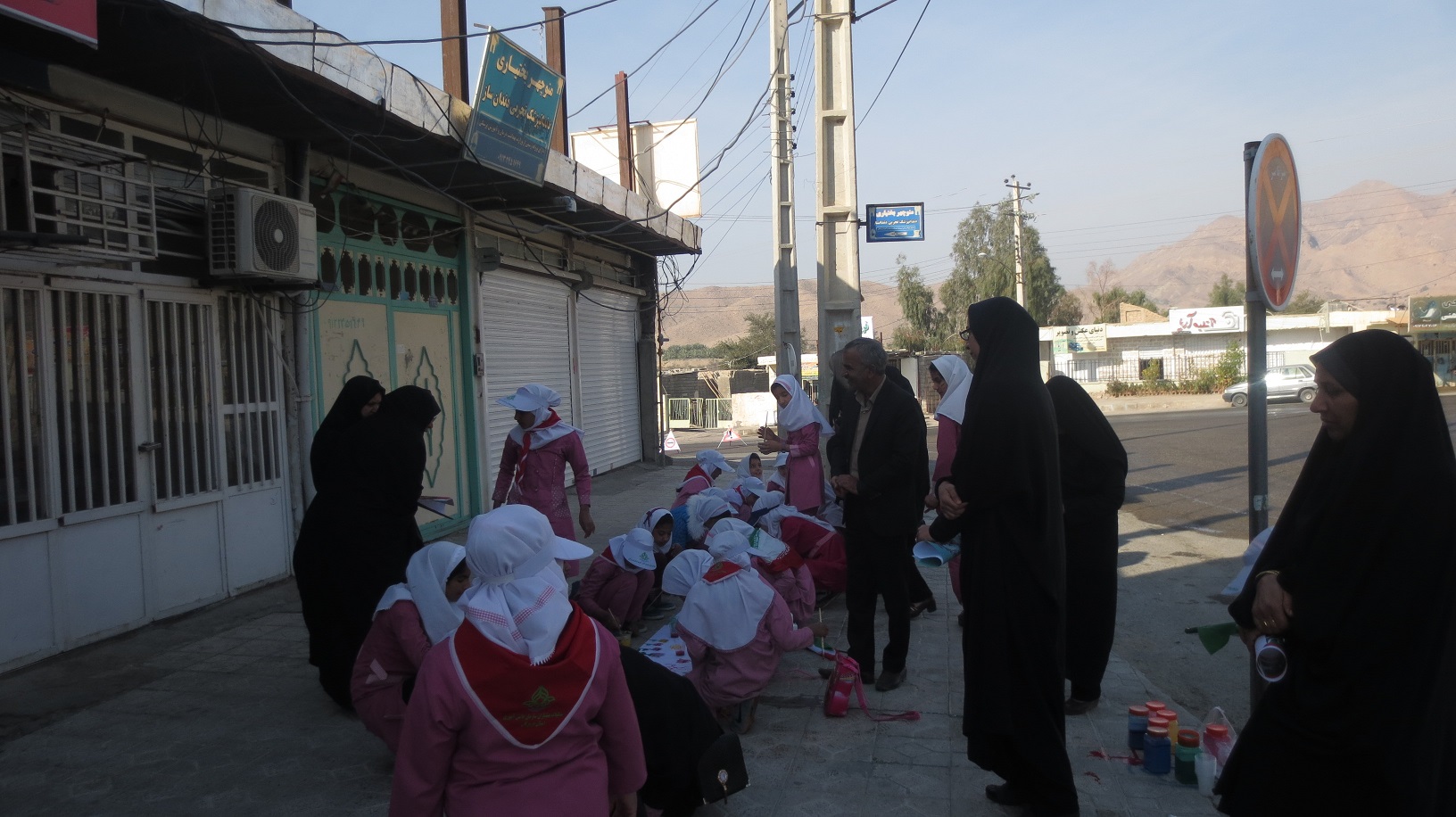 نقاشی خیابانی با موضوع ۲۲ بهمن و دهه فجر در حاجی آباد هرمزگان