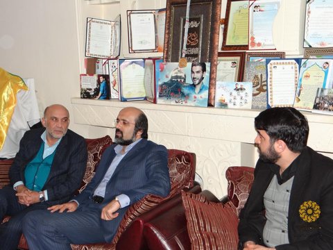  دیدار مدیرکل کتابخانه‌های عمومی استان گیلان  با خانواده شهید مدافع حرم 