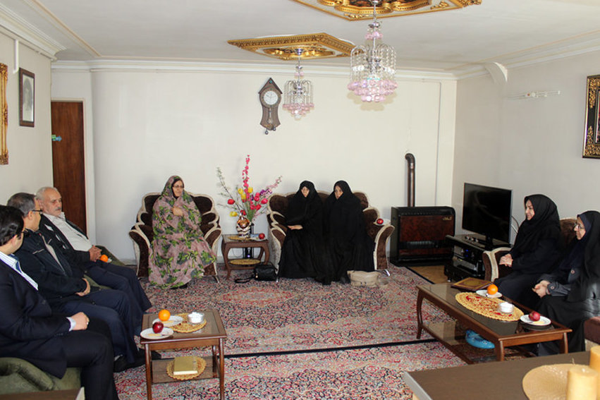 دیدار مدیرکل کتابخانههای همدان با خانوادههای معظم شهدا و جانبازان دفاع مقدس دیدار مدیرکل کتابخانههای همدان با خانوادههای معظم شهدا و جانبازان دفاع مقدس