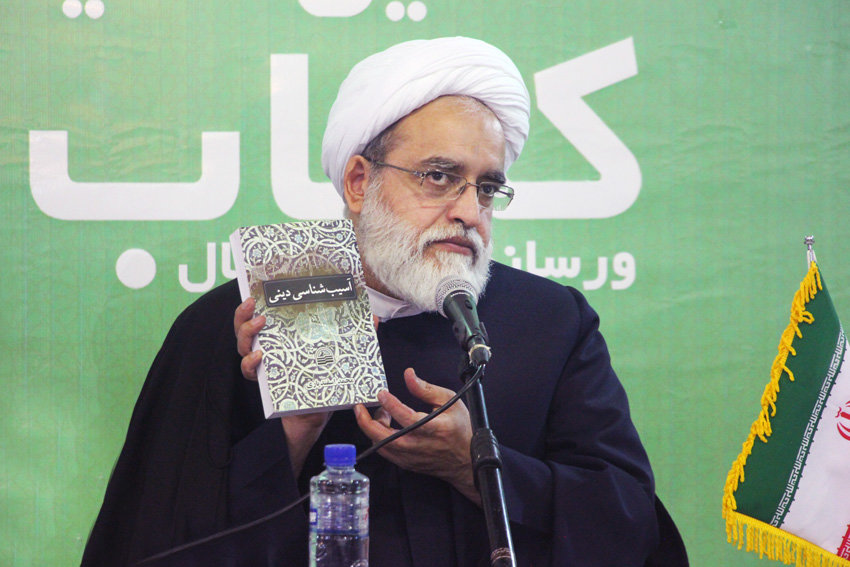 امام‌جمعه موقت یزد کتاب‌های برگزیده خود را معرفی کرد