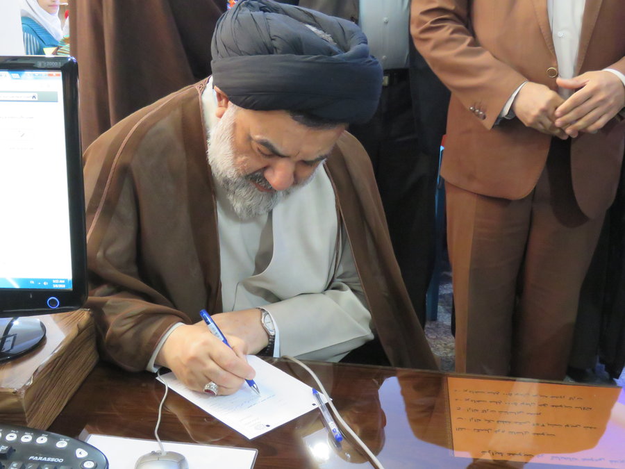 شرکت نماینده ولی فقیه در استان لرستان در کتابخانه گردی