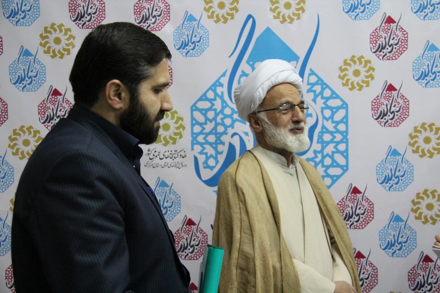 شرکت نماینده ولی فقیه در استان مرکزی در کتابخانه گردی