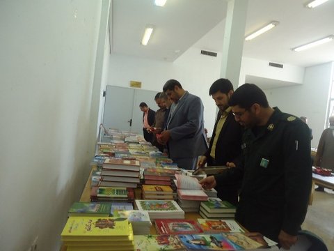 نمایشگاه کتاب در کتابخانه عمومی شهید فهمیده آراداناستان سمنان