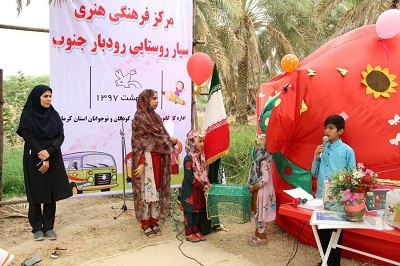 خودروی کتاب‌خانه سیار کانون در مسیر روستاهای رودبار جنوب کرمان