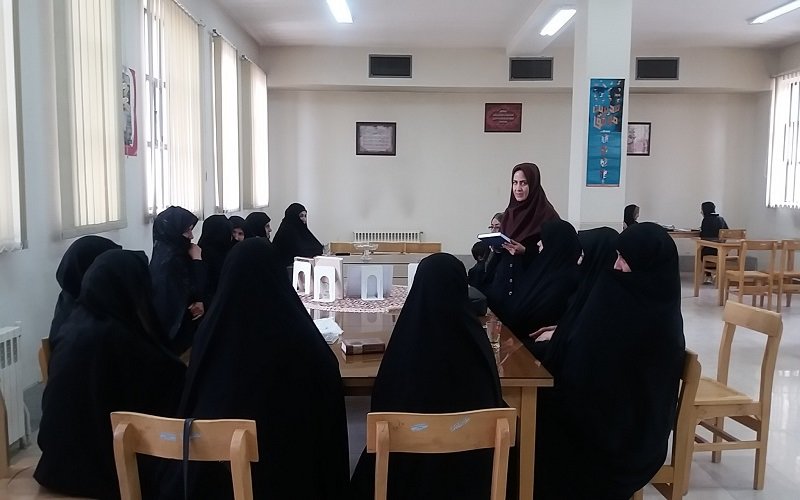 نشست کتاب‌خوان در کتابخانه عمومی دین و دانش حبیب‌آباد اصفهان برگزار شد