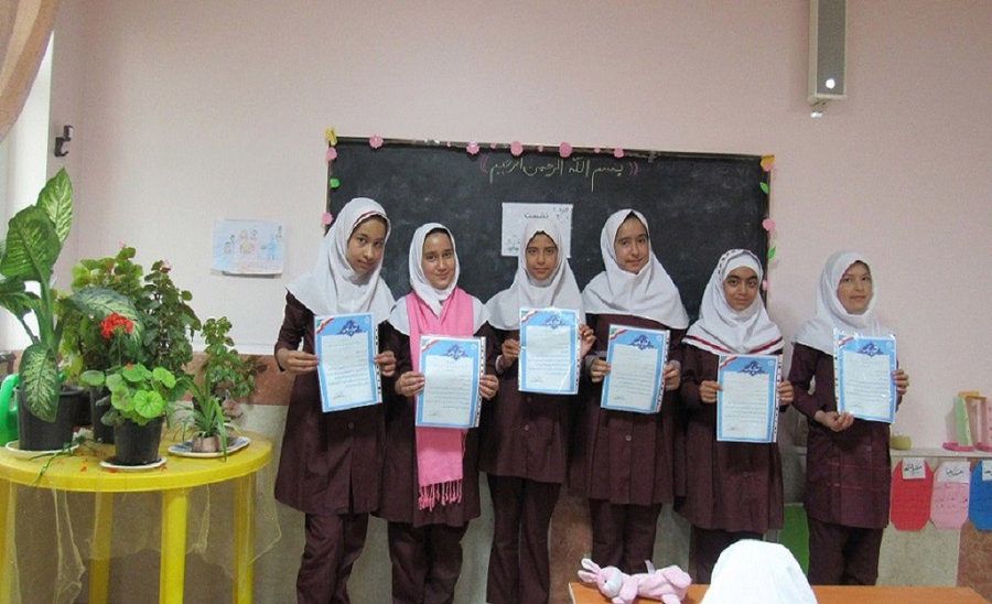 دبستان شهید مقدم محلات در استان مرکزی میزبان نشست کتابخوان شد دبستان شهید مقدم محلات در استان مرکزی میزبان نشست کتابخوان شد