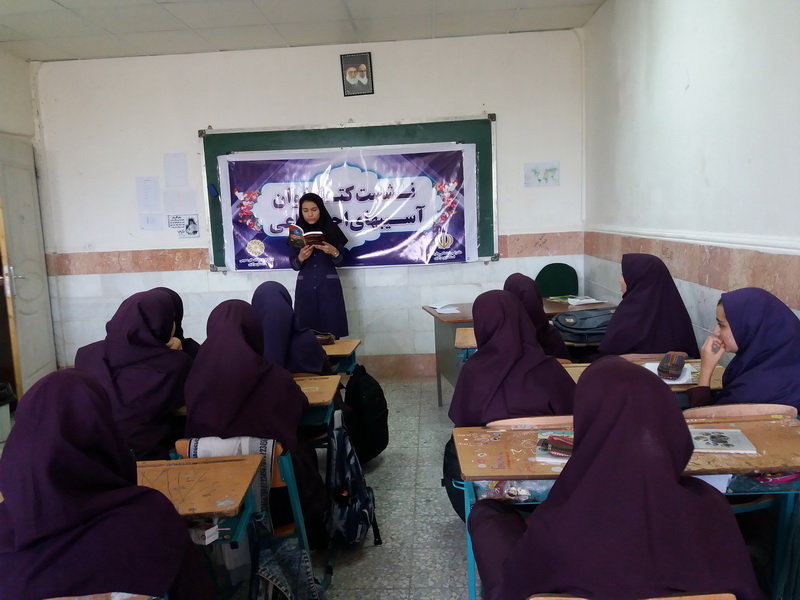 مدرسه دخترانه دکتر حسابی پرندک در مرکزی میزبان نشست کتاب‌خوان شد