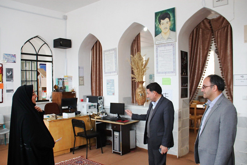  بازدید فرماندار تفت استان یزد از کتابخانه روستای دهشیر