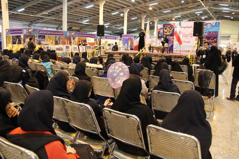 نشست کتاب‌خوان در نمایشگاه دستاوردهای انقلاب اسلامی در استان مرکزی برگزار شد
