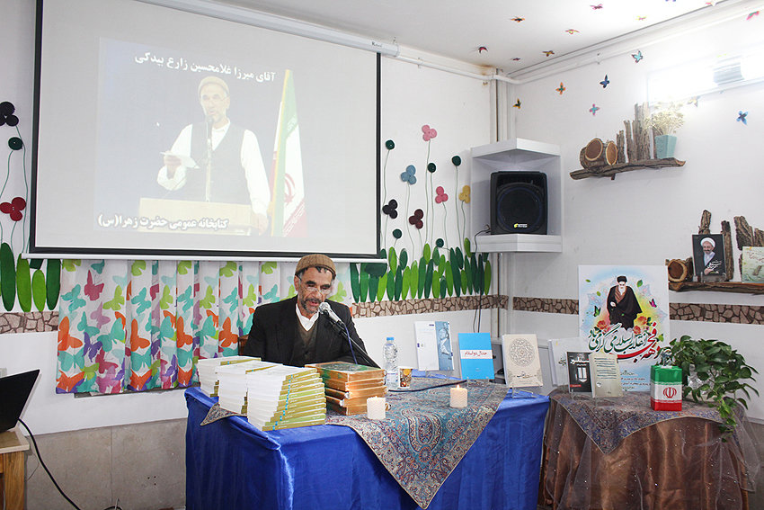 شب شعر «انقلاب» در کتابخانه عمومی حضرت زهرا(س) حمیدیا در یزد برگزار شد