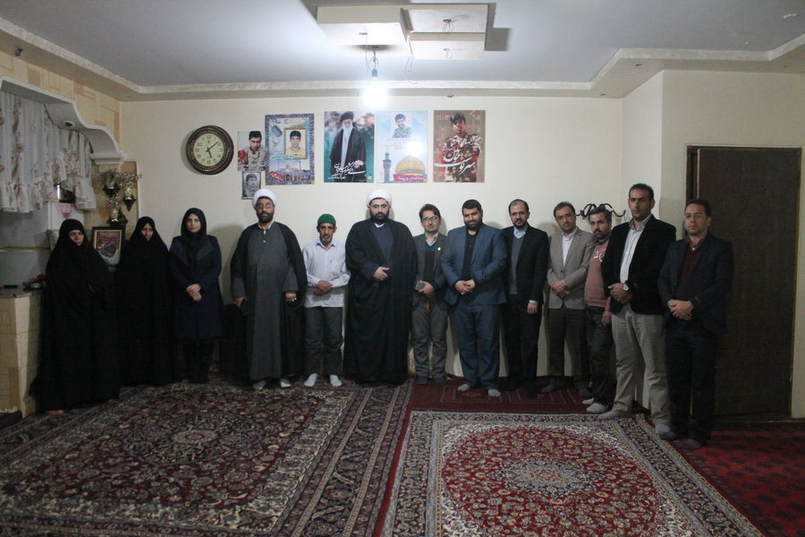 دیدار کارکنان اداره کل کتابخانه های عمومی خراسان رضوی با خانواده شهید مدافع حرم دیدار کارکنان اداره کل کتابخانه های عمومی خراسان رضوی با خانواده شهید مدافع حرم