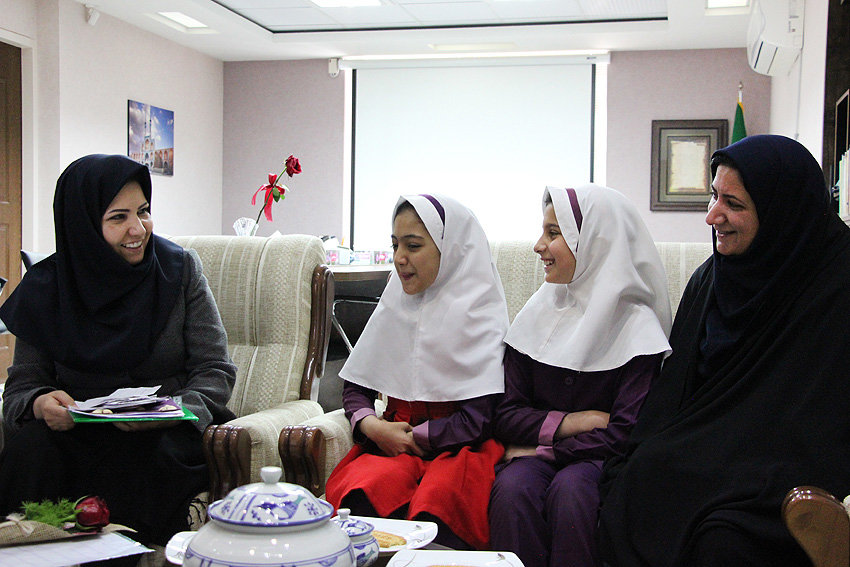 قدردانی دانشآموزان مدرسه مهدیه از حضور مدیرکل کتابخانههای یزد در این آموزشگاه قدردانی دانشآموزان مدرسه مهدیه از حضور مدیرکل کتابخانههای یزد در این آموزشگاه