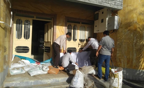 تلاش کتابداران شهر رُفیّع در استان خوزستان برای حفظ کتابخانه خود از خطر سیل+عکس