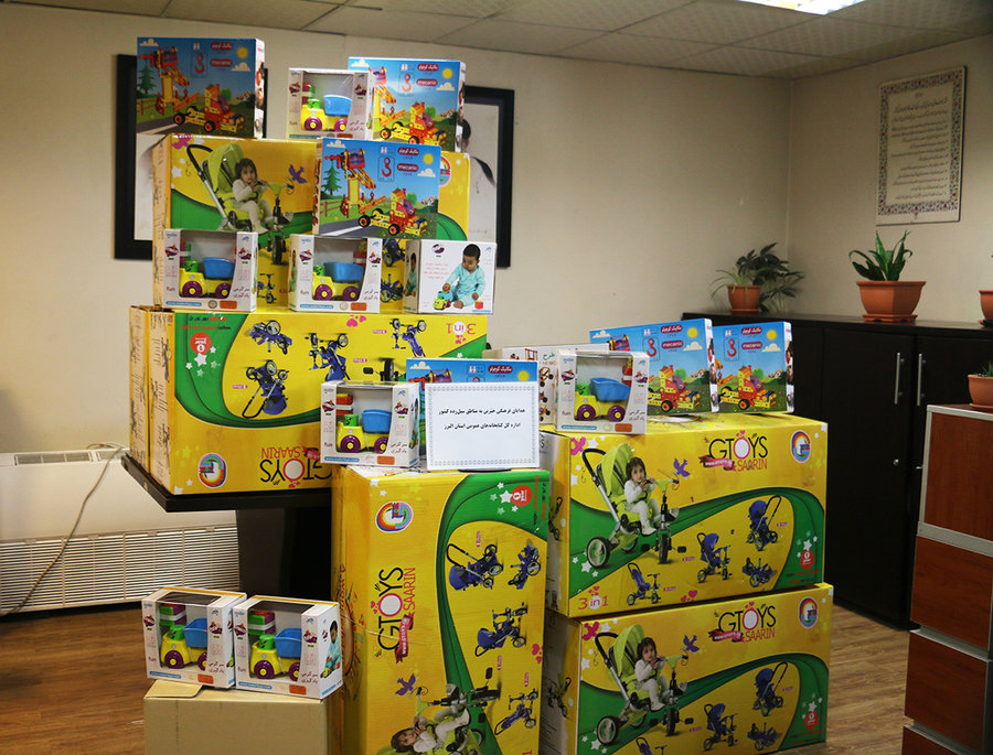 اهدای اسباب بازی توسط خیر محمدشهری به کودکان سیل زده