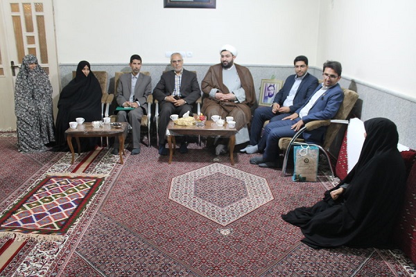 مدیرکل کتابخانه های خراسان رضوی با خانواده شهید فرهنگی دفاع مقدس دیدار کرد