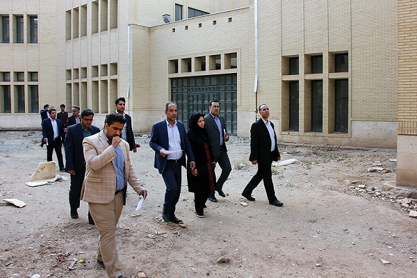 بررسی وضعیت زمین‌های حریم ساختمان کتابخانه مرکزی یزد با حضور معاون استاندار