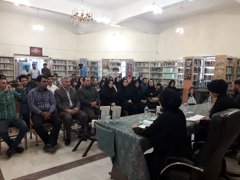 نمایش‌نامه‌ خوانی «حلقه مفقوده» در کتابخانه عمومی فرهنگیان همدان 