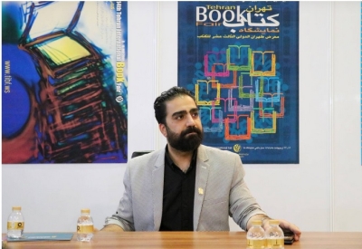 به احترام خبرنگاران کتاب باید ایستاد و کلاه از سر برداشت