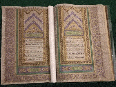 نمایش قرآن کتابت شده به سفارش امیرکبیر در موزه قرآن رضوی