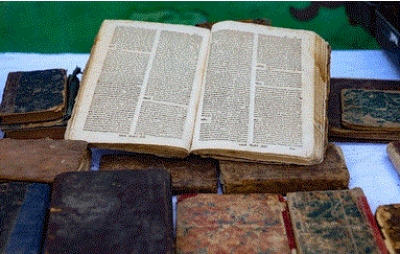 اهدای نسخه خطی 349 ساله به کتابخانه آستان قدس رضوی